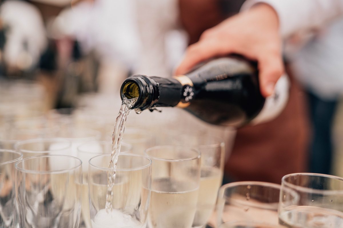 Service du prosecco dans de vrais verres lors d’un mariage