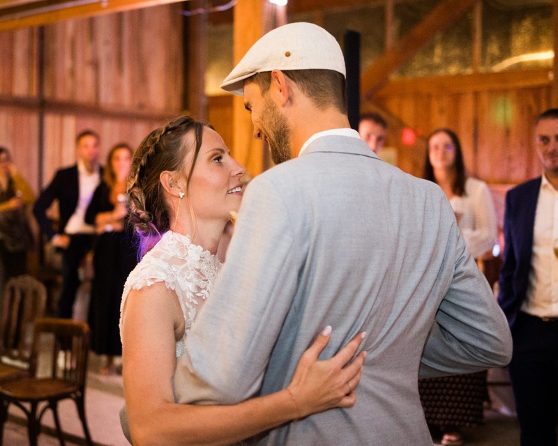 Les mariés dansent au milieu de leurs invités