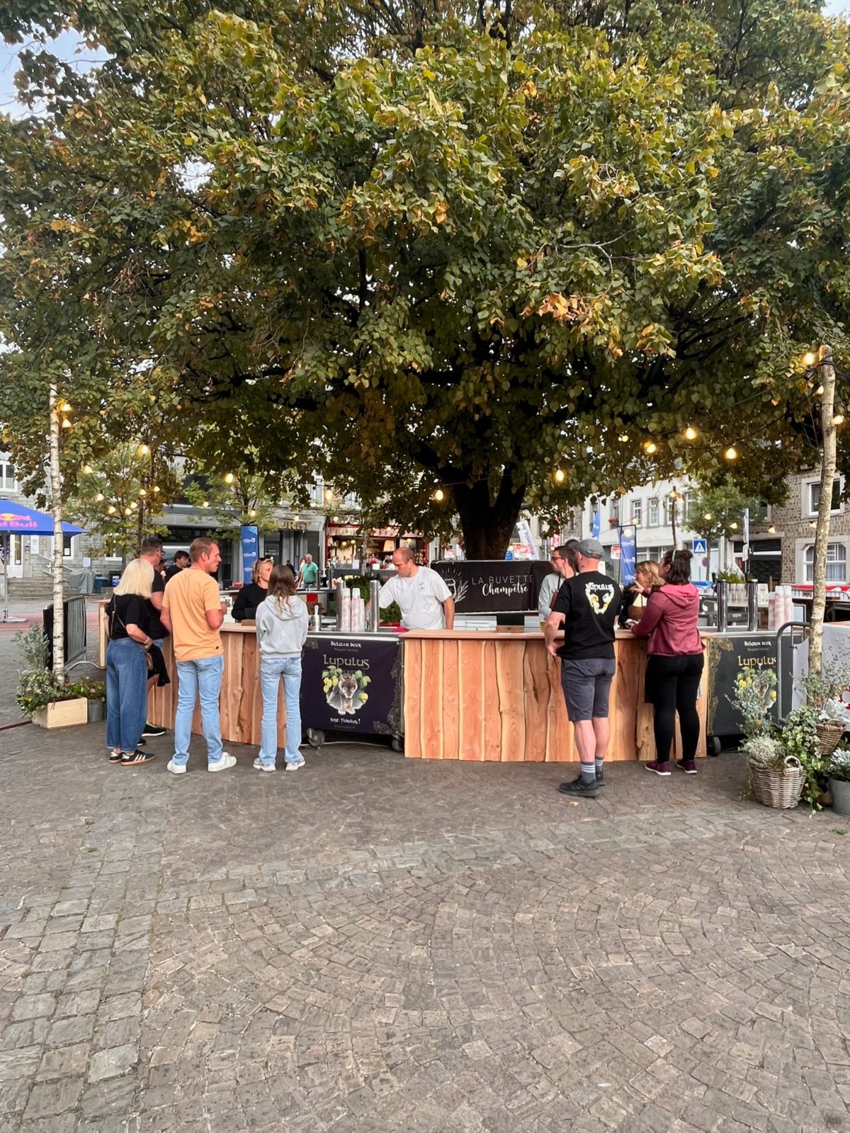 Clients autour du bar circulaire au championnat du monde de cuistax à Paliseul