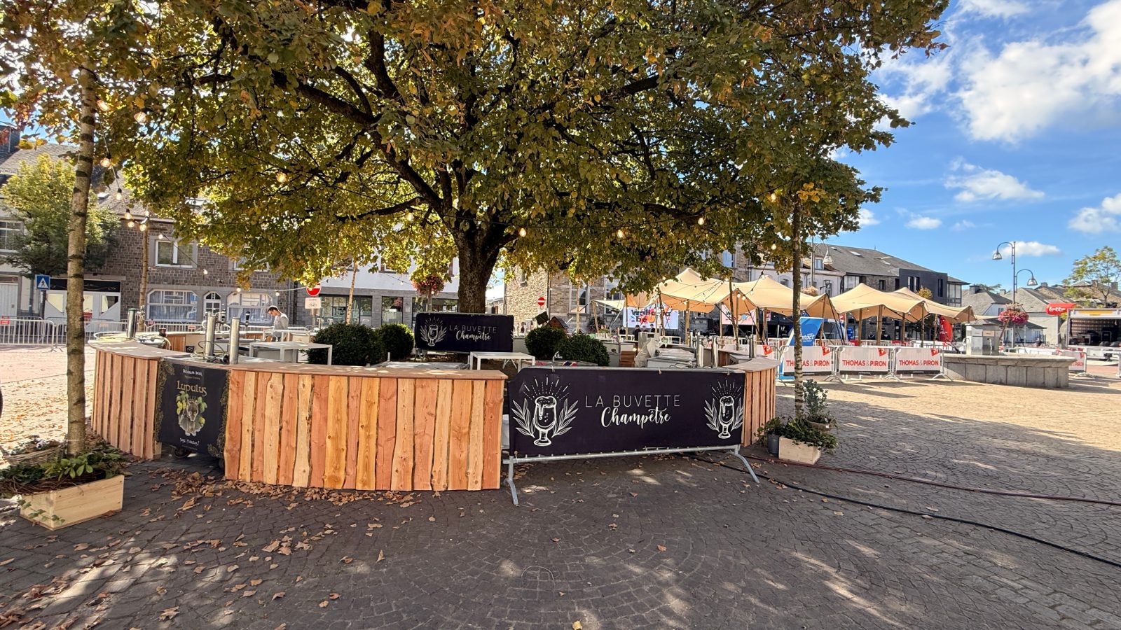 Bar circulaire en bois conçu sur mesure pour le championnat de cuistax à Paliseul