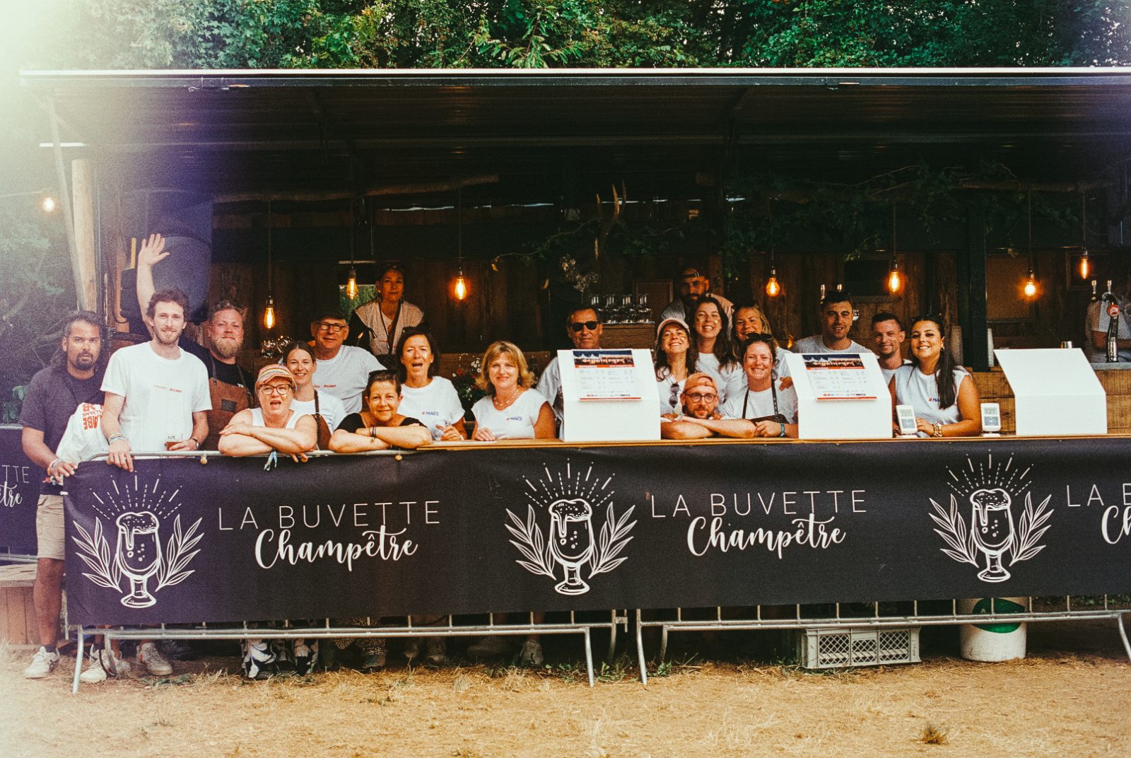 L’équipe de La Buvette Champêtre derrière le bar au Ronquières Festival