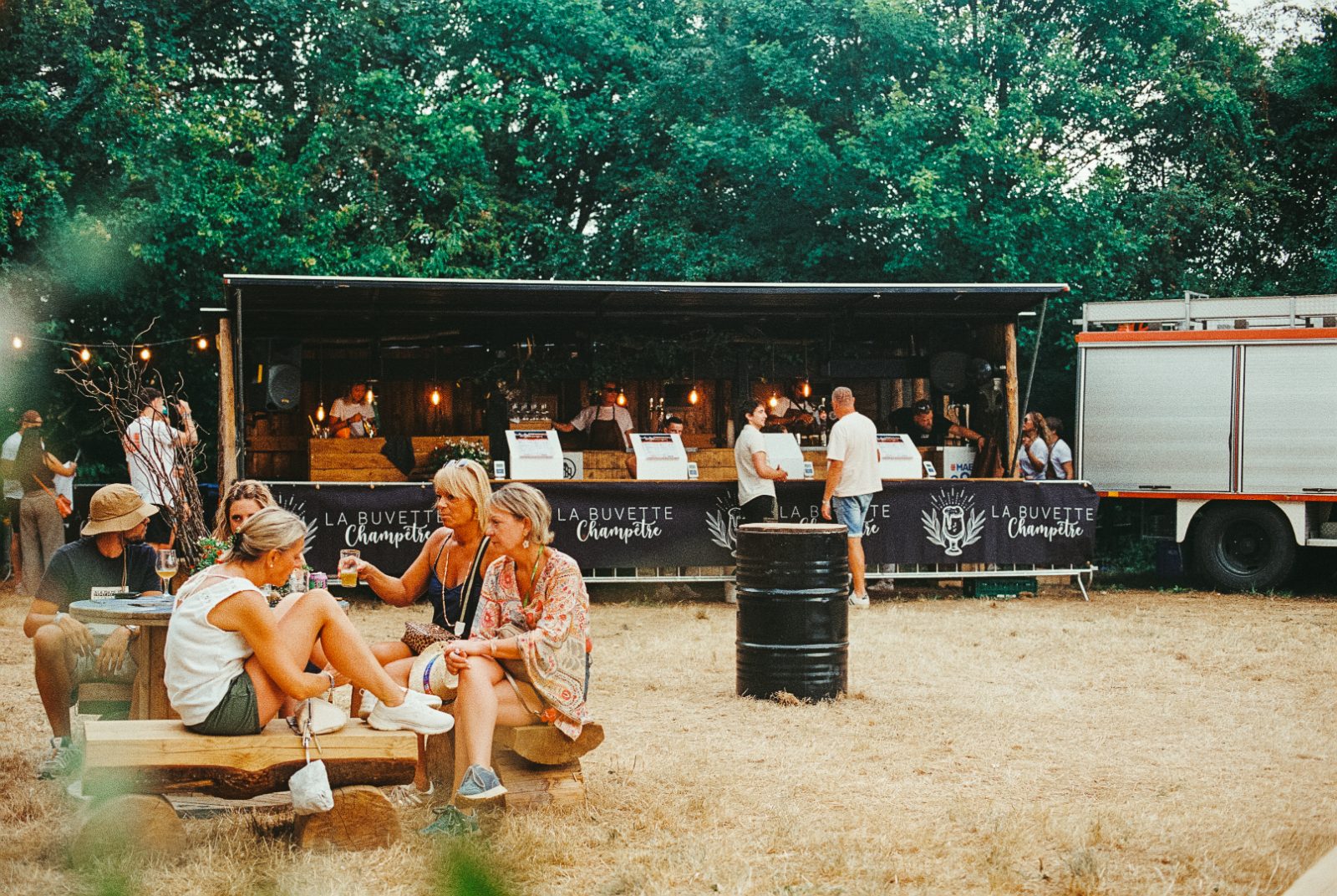Festivalières dans la zone chill aménagée par La Buvette Champêtre au Ronquières Festival