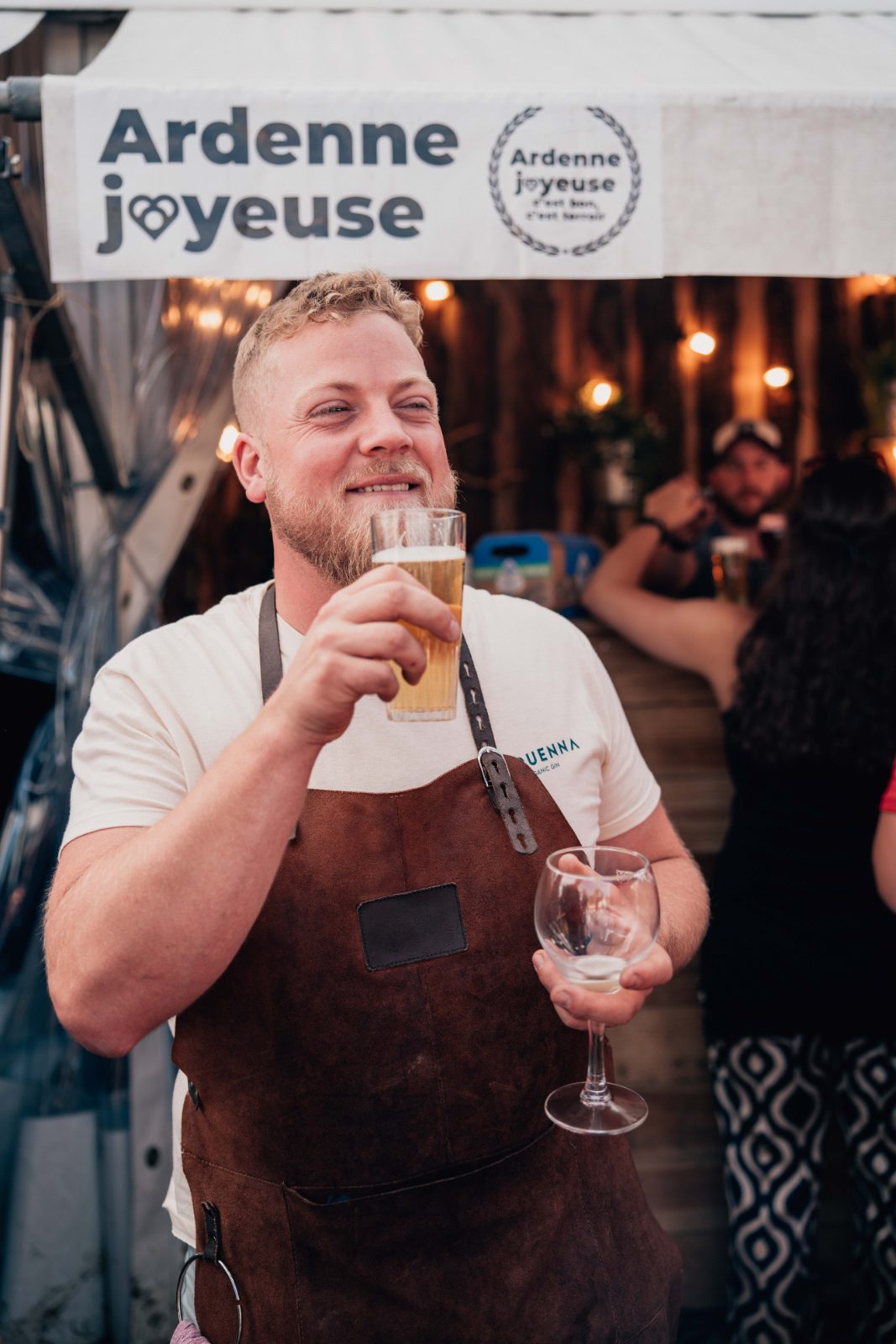 Serveur proposant une bière au bar mobile de la foire de Libramont