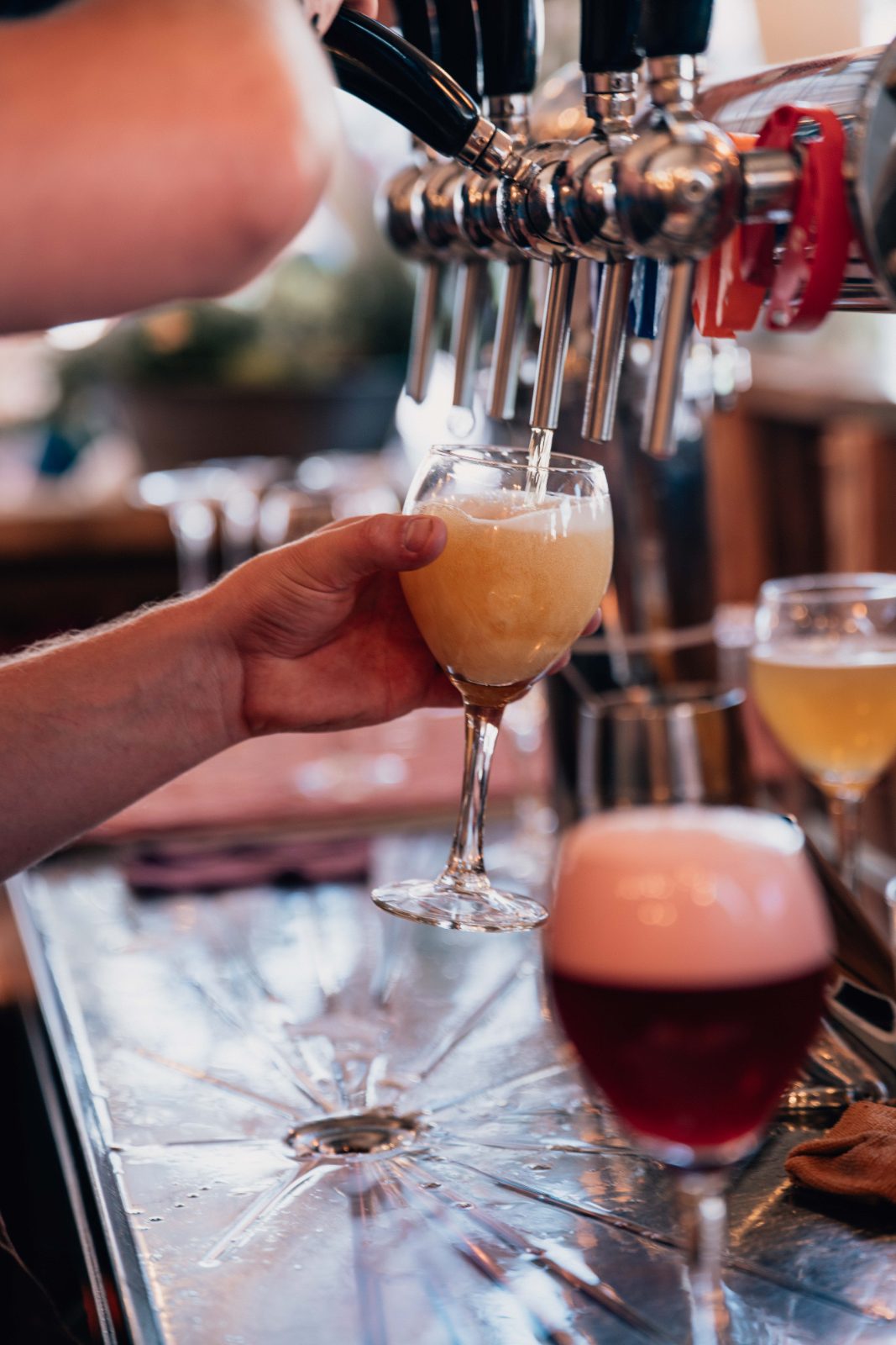 Service de bière à la pression au bar de la foire de Libramont