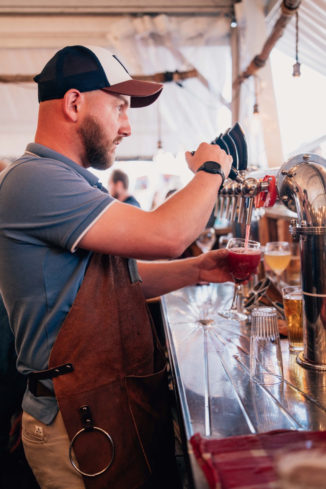 Tirage d’une bière à la pression au bar mobile de la foire de Libramont
