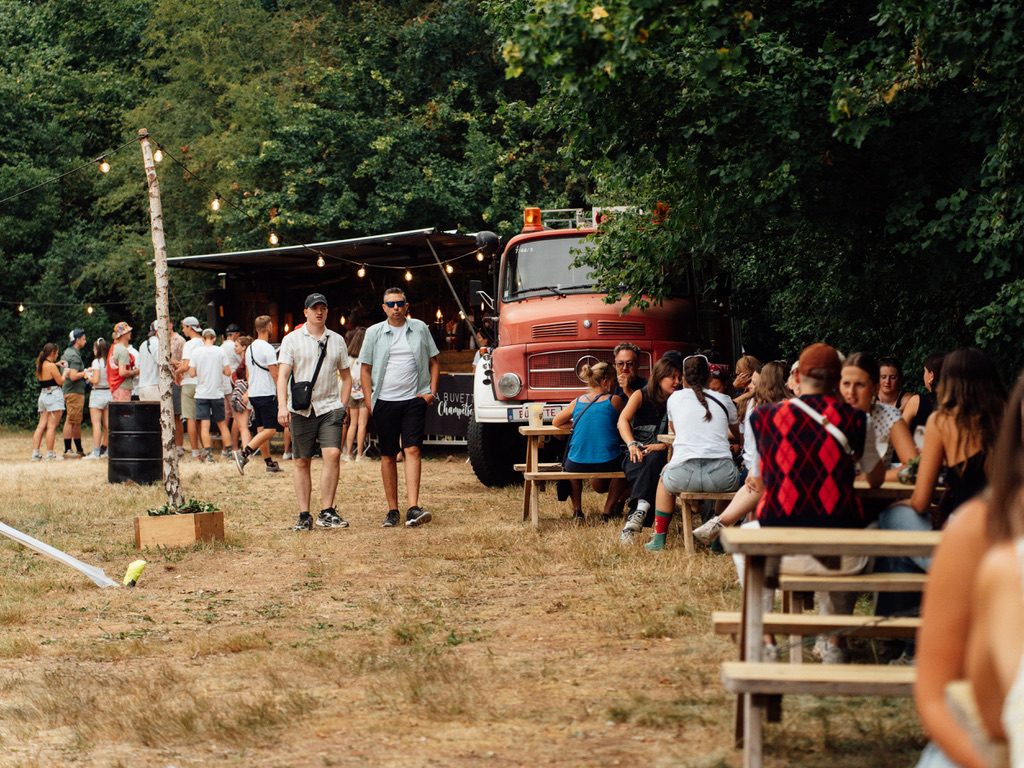 Bar mobile et camion de pompier Marius au Ronquières Festival