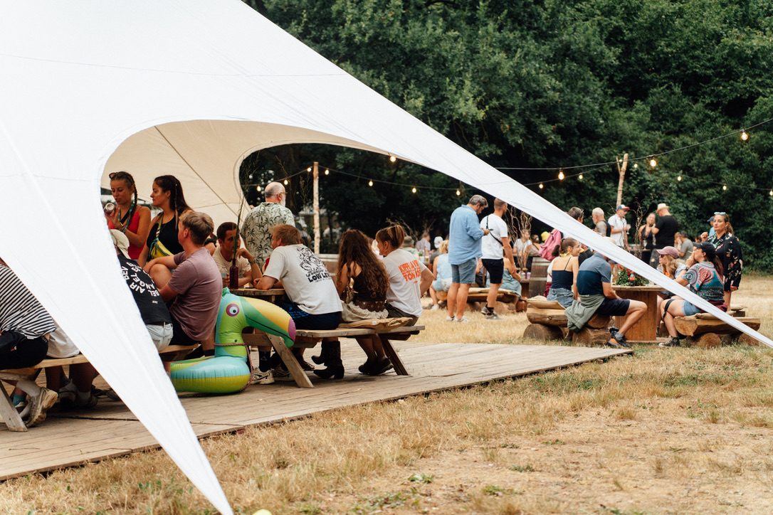Espace détente aménagé sous les voiles au Ronquières Festival