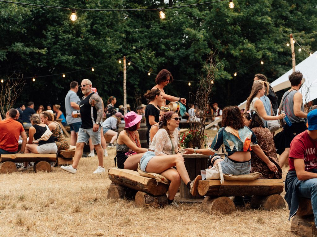 Public installé dans les salons de la zone chill au Ronquières Festival
