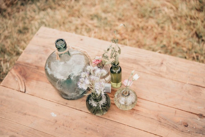 Décoration florale sur une table champêtre en bois
