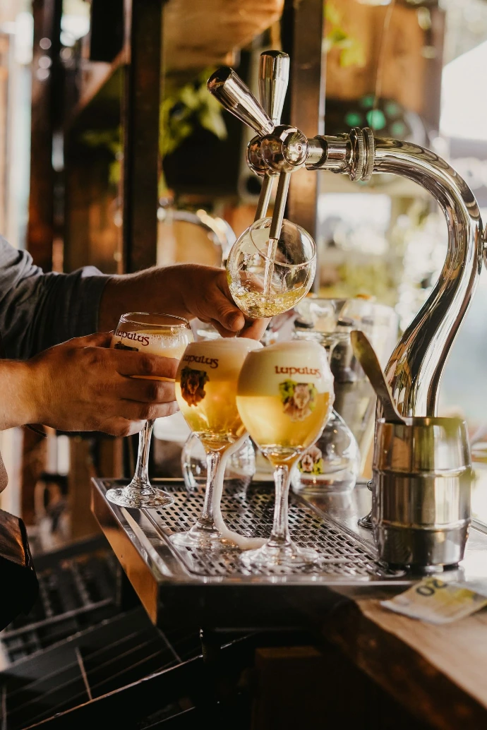Bières Lupulus à la pression servies au bar mobile lors d’un mariage