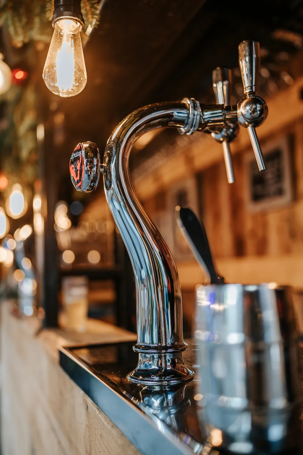 Tireuse à bière sur le comptoir en bois du chalet-bar, marché de Noël de Bastogne