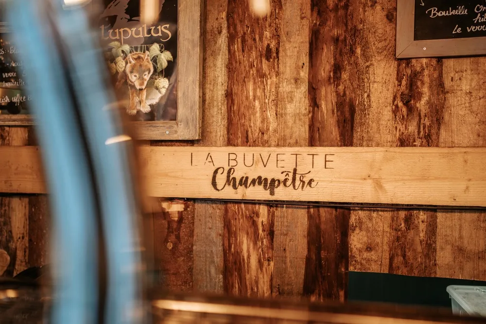 Enseigne La Buvette Champêtre sur le bar en bois du marché de Noël de Bastogne