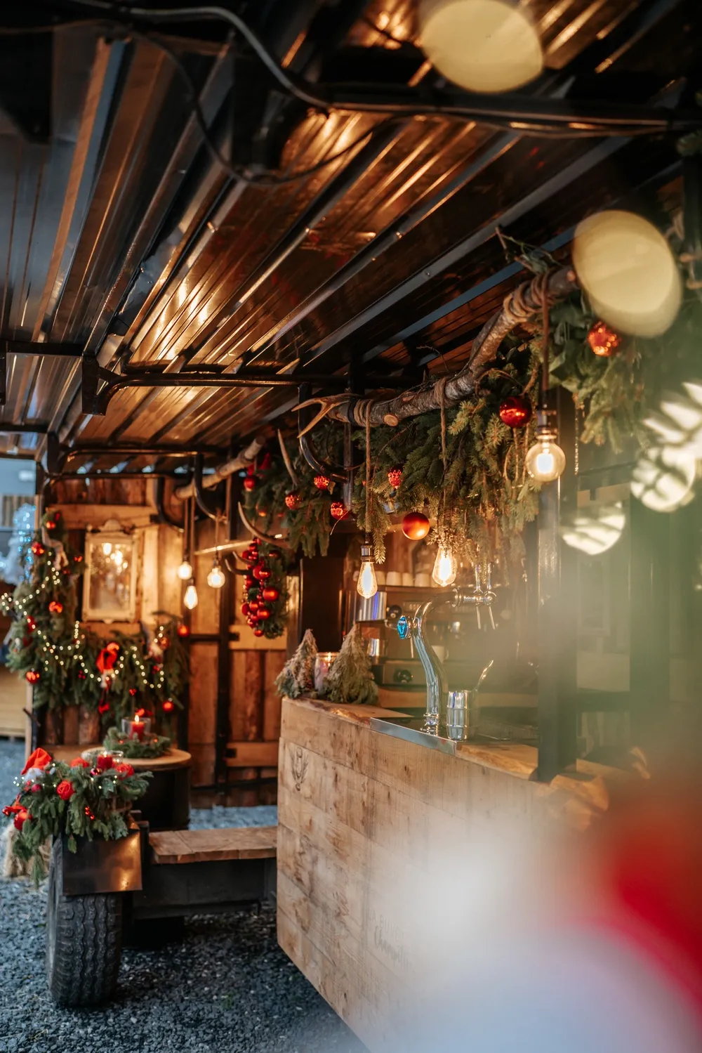 Bar en bois décoré de La Buvette Champêtre au marché de Noël de Bastogne