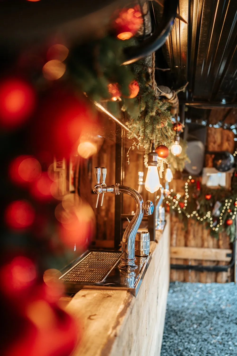 Comptoir en bois et guirlandes du bar, marché de Noël de Bastogne