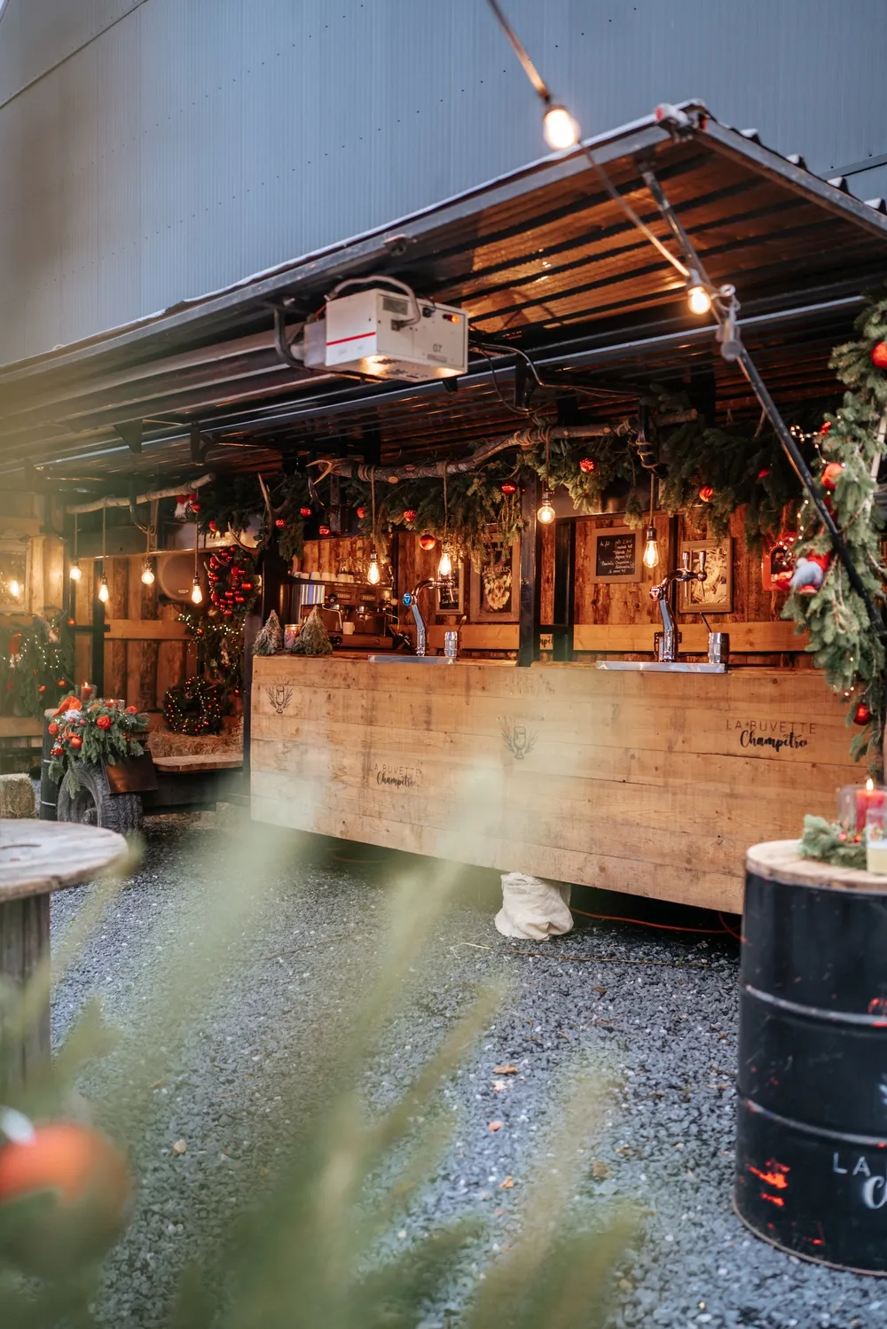 Chalet-bar en bois de La Buvette Champêtre au marché de Noël de Bastogne