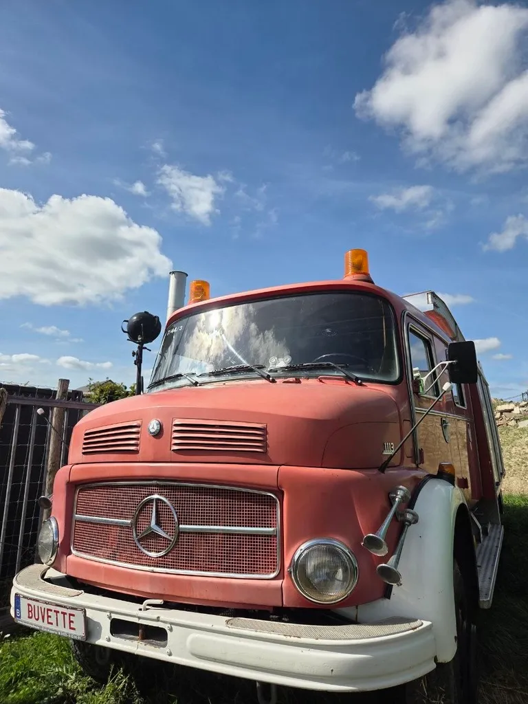 Marius, camion de pompier Mercedes de 1976 qui tire La Buvette Champêtre