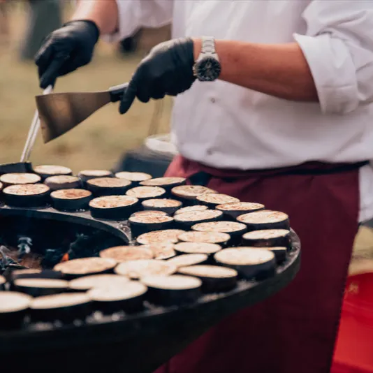 Traiteur partenaire de La Buvette Champêtre servant un buffet en plein air