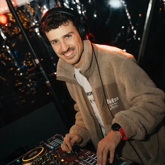 DJ partenaire aux platines lors d’une soirée