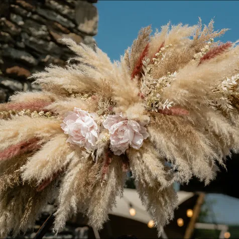 Décoration florale en herbes de la pampa
