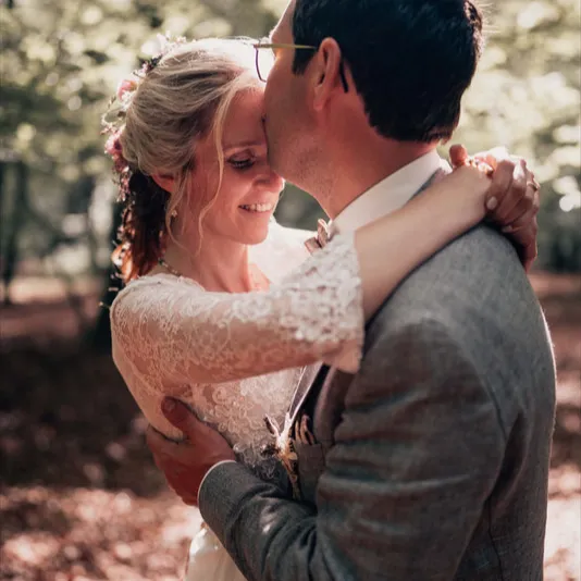 Photographe partenaire : couple de mariés dans un jardin