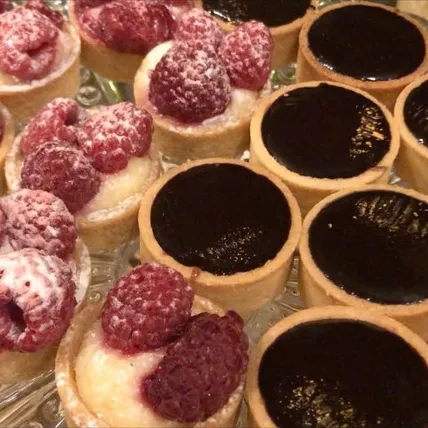 Tartelettes aux framboises et au chocolat d’un pâtissier partenaire