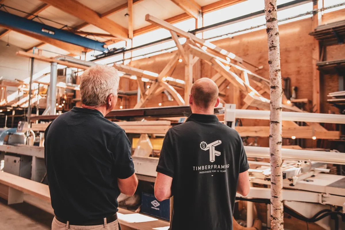 Collaborateurs Timberframing dans l’atelier de charpente