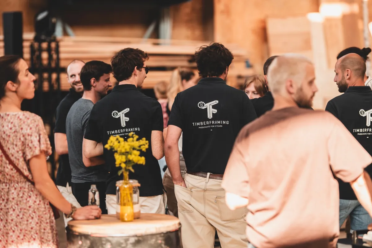 Équipe Timberframing réunie autour de La Buvette Champêtre pour les 15 ans de l’entreprise