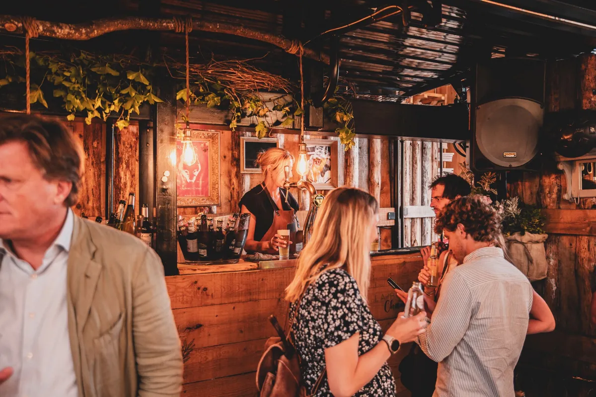 Clients et partenaires au comptoir du bar mobile