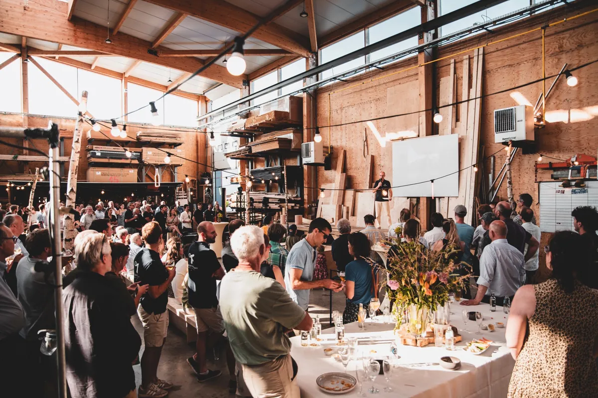 Tables dressées dans l’atelier pour la soirée