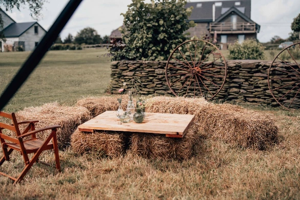 Salon champêtre, botte de paille, foin, ballots et décoration