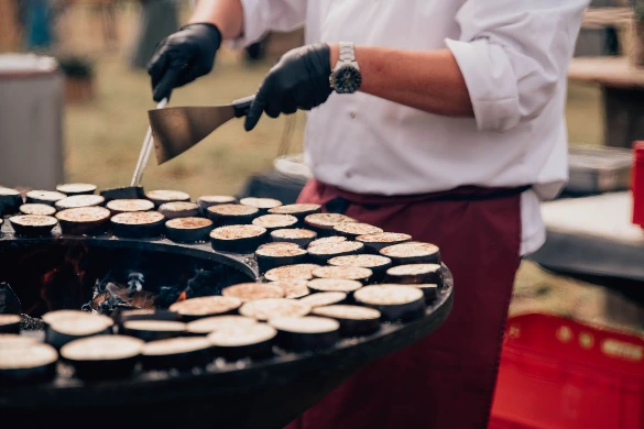 Grillade sur plancha au feu de bois, courgette, grillade dinatoire